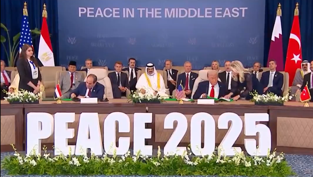 Donald Trump e líderes do Egito, Turquia e Catar assinam acordo de cessar-fogo em Gaza. Israel e Hamas não participaram da cúpula, mas o pacto marca o fim da guerra e início da reconstrução do território palestino.