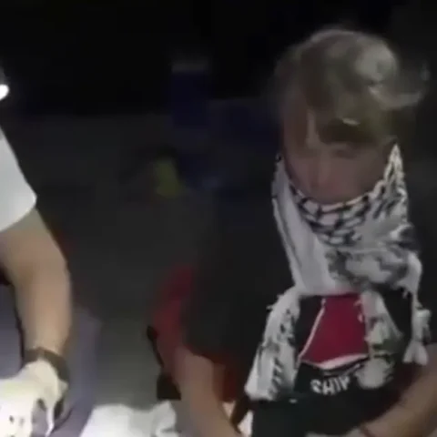 Navios militares israelenses usando agressão ativa contra a Flotilha Global Sumud que levava ajuda humanitária a Gaza.