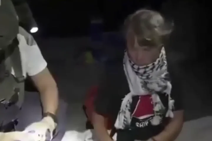 Navios militares israelenses usando agressão ativa contra a Flotilha Global Sumud que levava ajuda humanitária a Gaza.