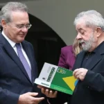 Os senadores Humberto Costa (PT) e Renan Calheiros (MDB) entregam um exemplar da Constituição ao presidente Lula. Foto: Ricardo Stuckert