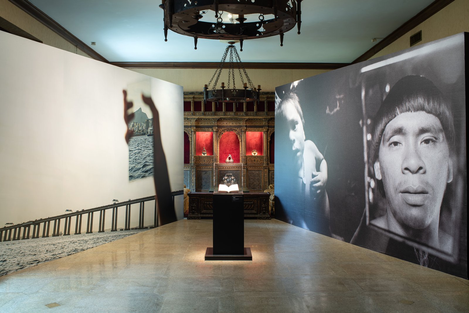 À esquerda, “Fundamentos #2”, de Aline Motta; à direita, “Aríete e o reflexo do pai, Karera Korihana thëri, Catrimani (série A casa)”, de Claudia Andujar (Fotos: Mario Grisolli)