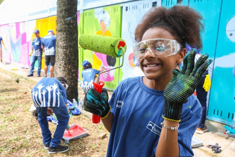 Escola reformada por voluntários é entregue em Santa Cruz | Diário Carioca Escola Municipal Professora Zulmira Telles da Costa recebeu pintura, mobiliário e computadores