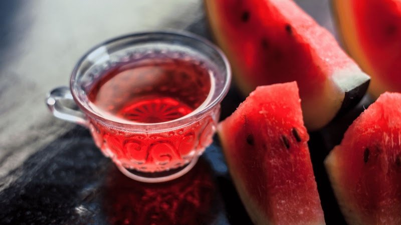 Você sabia? O chá da casca de melancia ajuda a desintoxicar e reforçar o sistema imunológico
