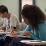 De acordo com o edital do Fies 2025, 50% das vagas remanescentes serão reservadas para os candidatos com renda familiar por pessoa de até meio salário mínimo, inscritos no CadÚnico. Foto: GettyImages