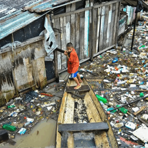 Comunidades tomadas por plástico na Amazônia. (© Michell Mello/Fiocruz Amazônia)