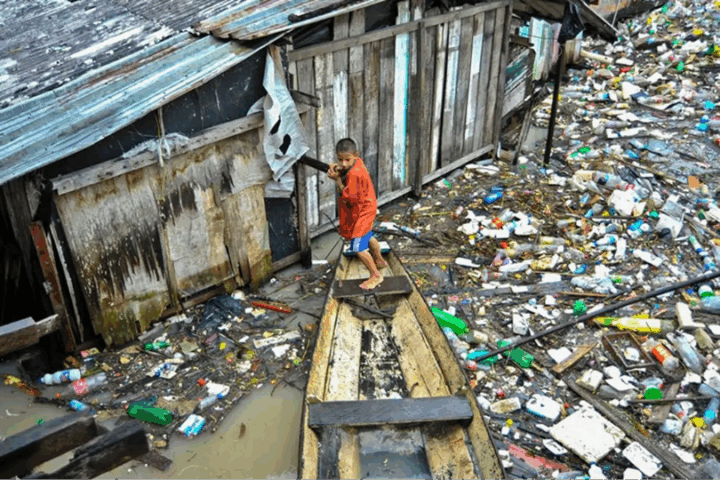 Comunidades tomadas por plástico na Amazônia. (© Michell Mello/Fiocruz Amazônia)