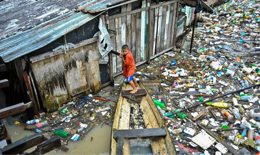 Material plástico contamina comunidades da Amazônia | Diário Carioca Comunidades tomadas por plástico na Amazônia. (© Michell Mello/Fiocruz Amazônia)