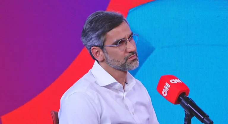 Na imagem, Gabriel Lima concede entrevista ao apresentador João Vítor Xavier (Foto: Reprodução/CNN Brasil)