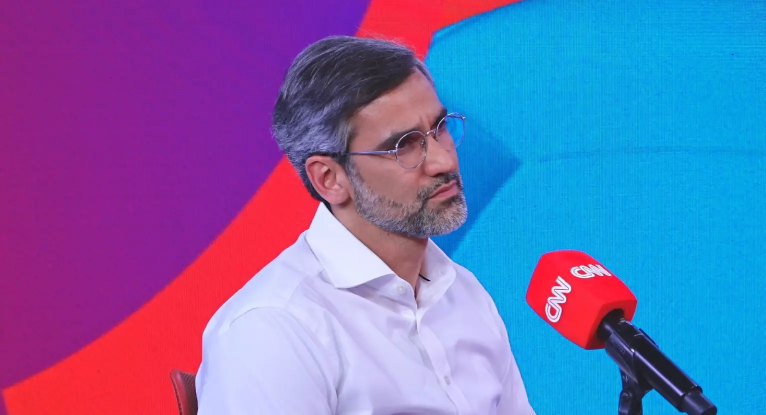 Na imagem, Gabriel Lima concede entrevista ao apresentador João Vítor Xavier (Foto: Reprodução/CNN Brasil)