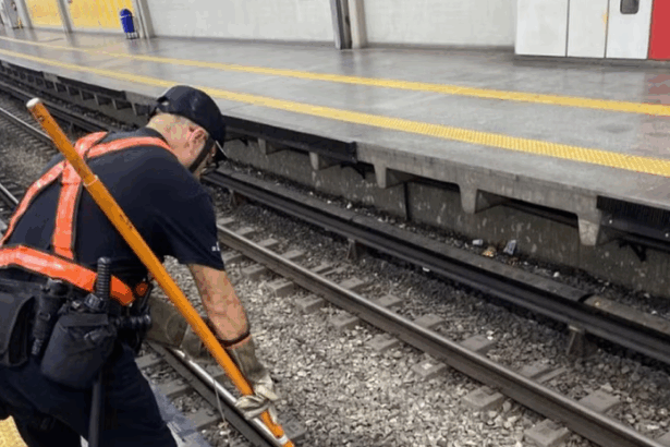 Funcionário do MetrôRio resgata fone de ouvido do Jean Pereira (Divulgação: MetrôRio)