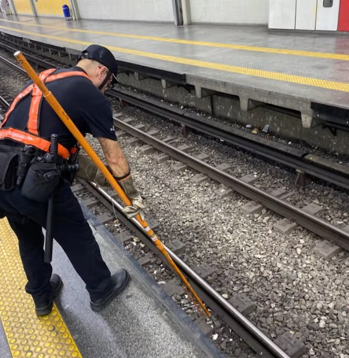 Saiba como recuperar objetos caídos nos trilhos do MetrôRio | Diário Carioca Funcionário do MetrôRio resgata fone de ouvido do Jean Pereira (Divulgação: MetrôRio)