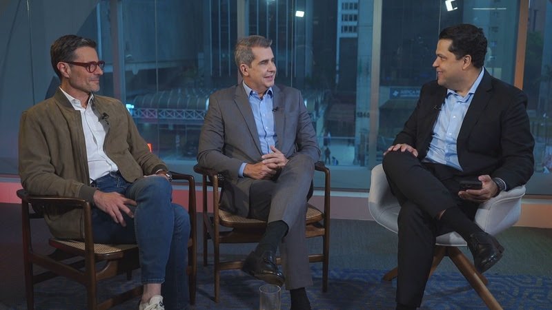 Na imagem, idealizadores da SAFiel concedem entrevista ao apresentador João Vítor Xavier (Foto: Reprodução/CNN Brasil)