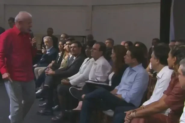 Presidente Lula ao lado de Hugo Motta durante discurso em evento no Rio de Janeiro, nesta quarta (15). Foto: Reprodução