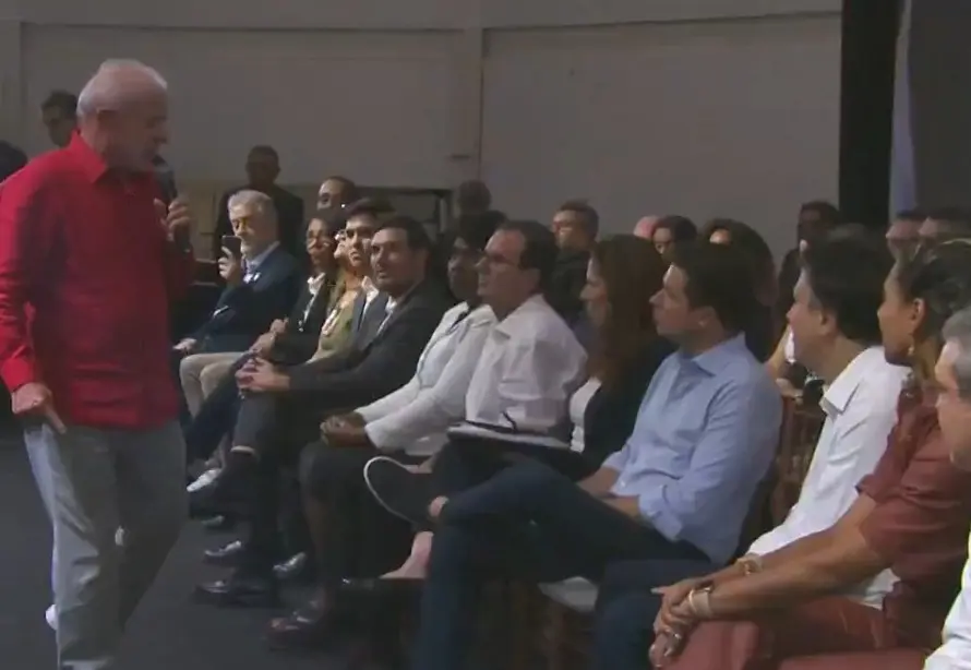 Presidente Lula ao lado de Hugo Motta durante discurso em evento no Rio de Janeiro, nesta quarta (15). Foto: Reprodução