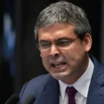 Lindbergh alerta para risco do relatório Derrite limitar atuação da PF e proteger políticos e facções. Entenda.