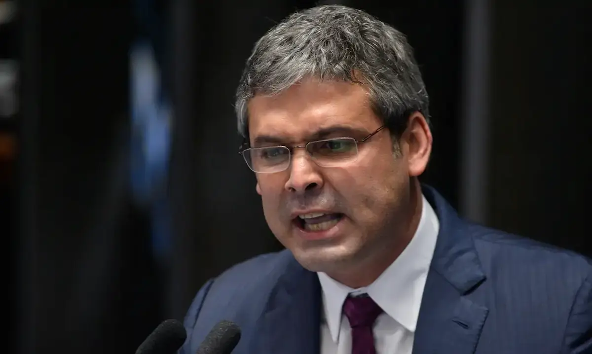 Lindbergh alerta para risco do relatório Derrite limitar atuação da PF e proteger políticos e facções. Entenda.