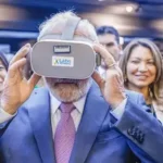Lula experimenta óculos de realidade virtual da Huawei - Ricardo Stuckert/PR