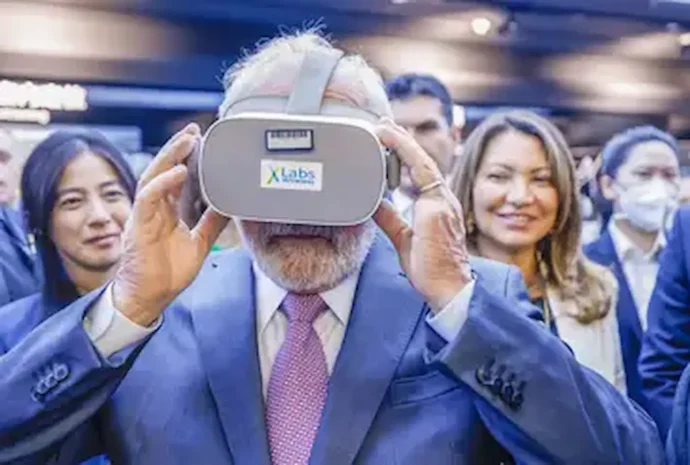 Lula anuncia R$ 23 bi em IA e intensifica disputa pelo controle tecnológico | Diário Carioca Lula experimenta óculos de realidade virtual da Huawei - Ricardo Stuckert/PR
