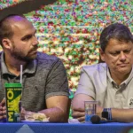 O deputado federal licenciado Eduardo Bolsonaro (PL-SP) e o governador de São Paulo, Tarcísio de Freitas (Republicanos). Foto: Reprodução