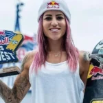 A skatista Leticia Bufoni segurando o troféu de um evento da Red Bull realizado em Paris. Foto: Divulgação