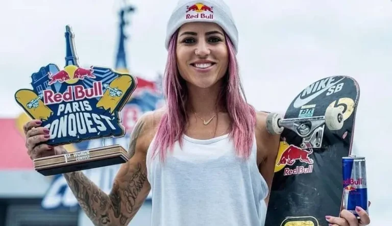 A skatista Leticia Bufoni segurando o troféu de um evento da Red Bull realizado em Paris. Foto: Divulgação
