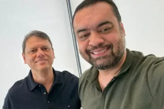 O encontro entre Tarcísio de Freitas e Cláudio Castro, realizado em São Paulo, teve como tema o combate ao crime organizado - (crédito: Reprodução/Instagram)