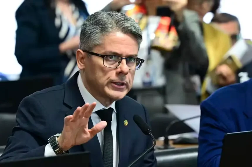 Senador Alessandro Vieira (MDB-SE) está cotado para relatar CPI do Crime Organizado — Foto: Geraldo Magela/Agência Senado
