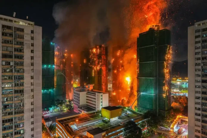 Hong Kong/China - 26/11/2025 - MUNDO - Um incêndio de grandes proporções atingiu diversos arranha-céus de um complexo residencial em Hong Kong nesta quarta-feira (26) e deixou 36 mortos e ao menos 29 feridos, segundo o governo local. Outras 279 pessoas ainda estavam desaparecidas, e a maior parte delas seguia presa dentro dos prédios em chamas até a última atualização desta reportagem, segundo o Corpo de Bombeiros. Foto: RS/Fotos Públicas - Diário Carioca