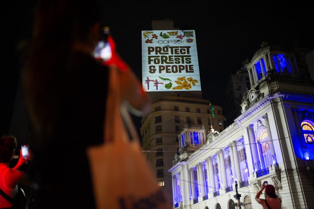 À sombra da COP30: Ativistas iluminam o Rio com reivindicações climáticas globais.