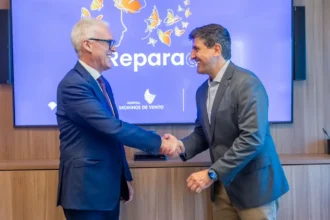 Na foto: o procurador-geral de Justiça do Estado, Alexandre Saltz (esq.) com Mohamed Parrini, CEO do Hospital Moinhos de Vento (dir.). - Foto: Leonardo Lenskij