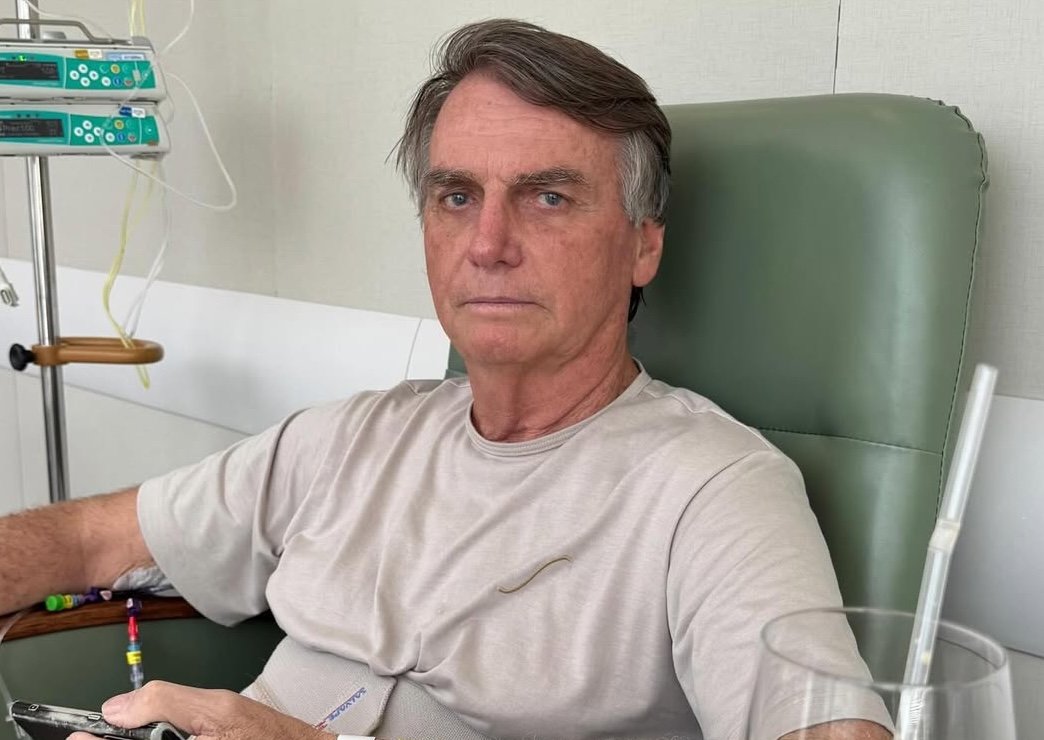 Ex-presidente Jair Bolsonaro enquanto se recuperava de cirurgia recente - Foto: Instagram/Reprodução