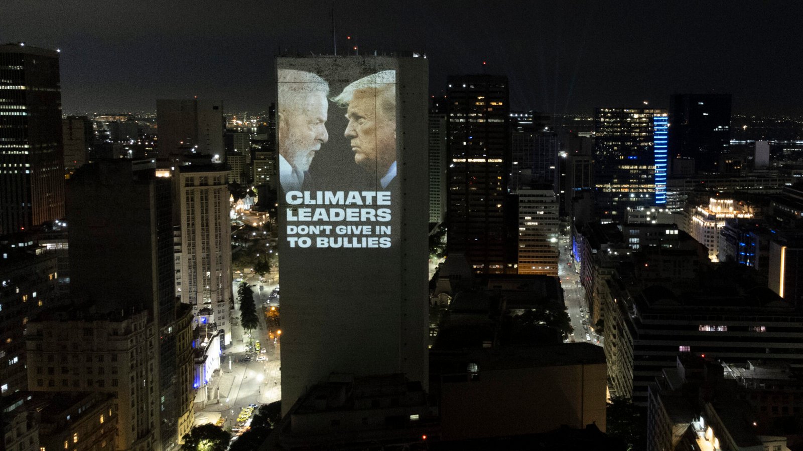 À sombra da COP30: Ativistas iluminam o Rio com reivindicações climáticas globais.