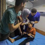 GAZA (PALESTINA), 30/10/2023 - Equipes médicas da Sociedade do Crescente Vermelho Palestino resgatam crianças dos escombros durante um ataque a um prédio ao sul da cidade de Gaza, na província de Khan Yunis — Foto: thenews2.com