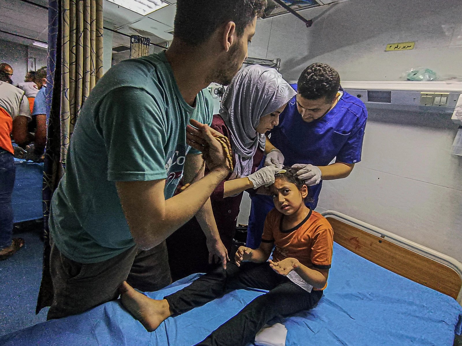 GAZA (PALESTINA), 30/10/2023 - Equipes médicas da Sociedade do Crescente Vermelho Palestino resgatam crianças dos escombros durante um ataque a um prédio ao sul da cidade de Gaza, na província de Khan Yunis — Foto: thenews2.com