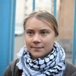 Em Roma, Greta Thunberg acusa Israel de violar cessar-fogo em Gaza e classifica guerra como fruto de "colonialismo", exigindo fim da cumplicidade militar.