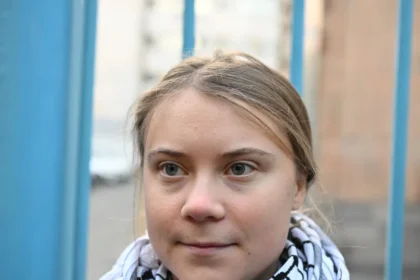 Em Roma, Greta Thunberg acusa Israel de violar cessar-fogo em Gaza e classifica guerra como fruto de "colonialismo", exigindo fim da cumplicidade militar.