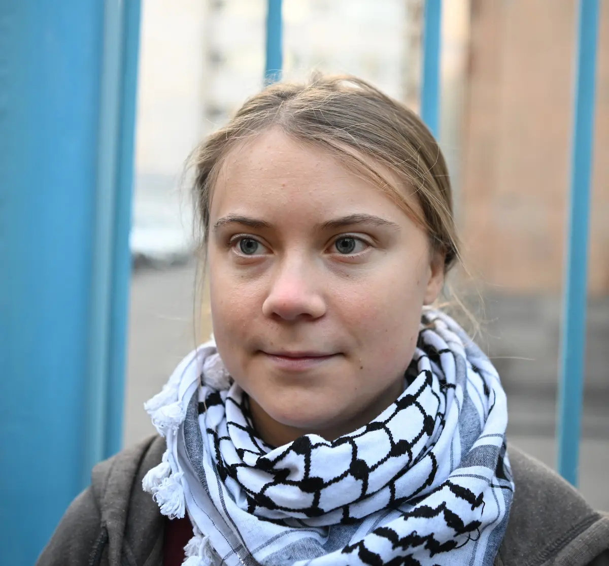 Em Roma, Greta Thunberg acusa Israel de violar cessar-fogo em Gaza e classifica guerra como fruto de "colonialismo", exigindo fim da cumplicidade militar.