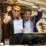 Divulgação - A professora Jacqueline Muniz recebe moção de apoio do vereador Leonel de Esquerda