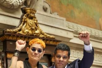 Divulgação - A professora Jacqueline Muniz recebe moção de apoio do vereador Leonel de Esquerda