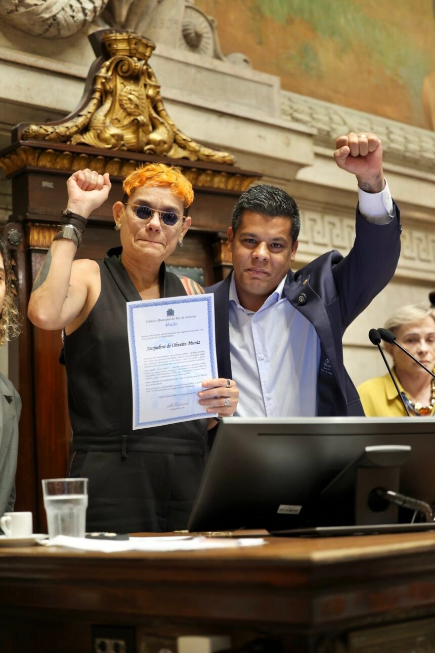 Divulgação - A professora Jacqueline Muniz recebe moção de apoio do vereador Leonel de Esquerda
