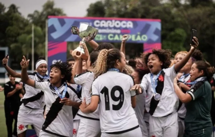 Cruz-maltinas comemoram o título do Carioca Sub-17 Feminino (Crédito: João Gabriel Alves)