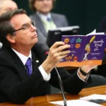 Jair Bolsonaro com a cartilha que ele chama de 'kit gay'. Foto: Antonio Augusto/Câmara dos Deputados
