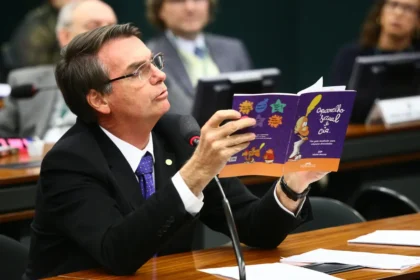Jair Bolsonaro com a cartilha que ele chama de 'kit gay'. Foto: Antonio Augusto/Câmara dos Deputados