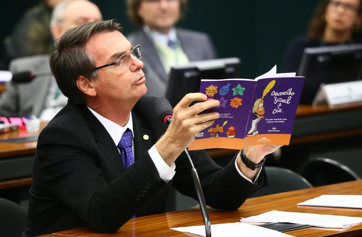 Jair Bolsonaro com a cartilha que ele chama de 'kit gay'. Foto: Antonio Augusto/Câmara dos Deputados