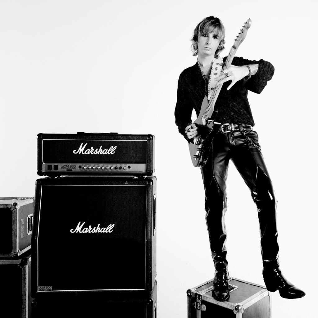 Thomas Raggi, guitarrista do Måneskin, anuncia álbum solo de estreia, "Masquerade", com produção de Tom Morello