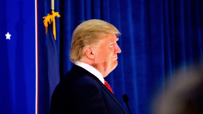 Donald Trump promove festa “O Grande Gatsby” em Mar-a-Lago enquanto milhões perdem auxílio-alimentação | Diário Carioca Donald Trump - Wikimedia Commons