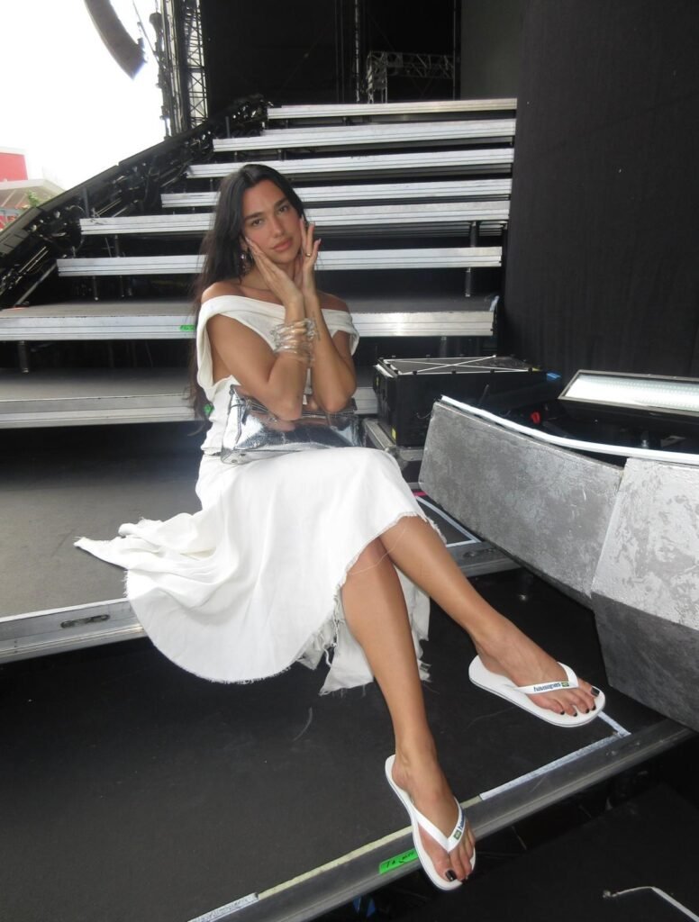 Jeitinho Carioca: Dua Lipa aparece de Havaianas em homenagem ao Rio de Janeiro