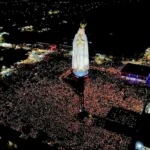 Uma multidão se reúne no Santuário Nossa Senhora de Fátima, batizado Santuário da Fé para celebrar a chegada da imagem peregrina e a reinauguração desse lindo monumento de 54 metros da Mãe de Fátima. Foto: RS/Fotos Públicas