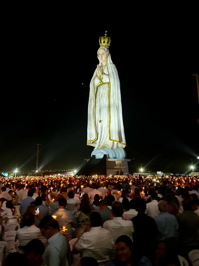 Estátua de santa no CE supera Cristo Redentor e atrai multidão | Diário Carioca Uma multidão se reúne no Santuário Nossa Senhora de Fátima, batizado Santuário da Fé para celebrar a chegada da imagem peregrina e a reinauguração desse lindo monumento de 54 metros da Mãe de Fátima. Foto: RS/Fotos Públicas