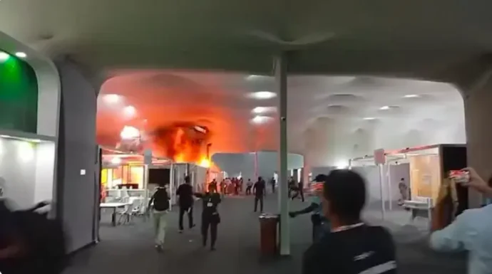 Um incêndio atingiu um dos pavilhões da COP30 nesta quinta-feira (20). Equipes de segurança retiraram as pessoas que estavam no local. Foto: Helio/TV Globo